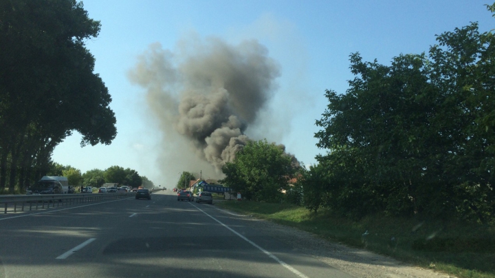 Un motel din Măgdăcești, cuprins de FLĂCĂRI! Pompierii au intervenit cu OPT autospeciale (FOTO/VIDEO)