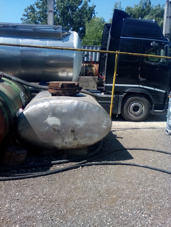 Poliţia nu i-a speriat destul. Oamenii legii au descins din nou la o întreprindere din Ialoveni (FOTO)