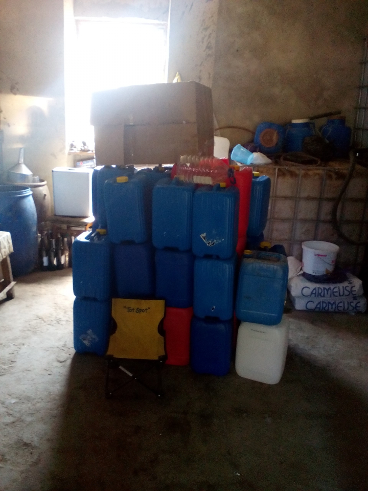 Poliţia nu i-a speriat destul. Oamenii legii au descins din nou la o întreprindere din Ialoveni (FOTO)