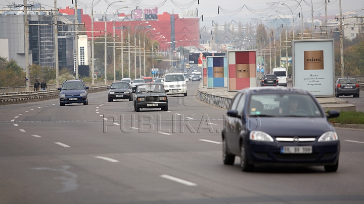 Tupeu fără margini! Gestul ruşinos făcut de un şofer în mijlocul bulevardului Dacia (FOTO)