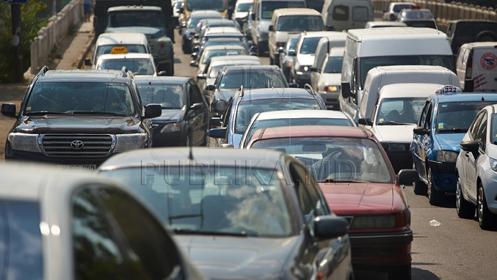 ATENŢIE, şoferi! Un ambuteiaj imens s-a format pe viaductul din sectorul Botanica