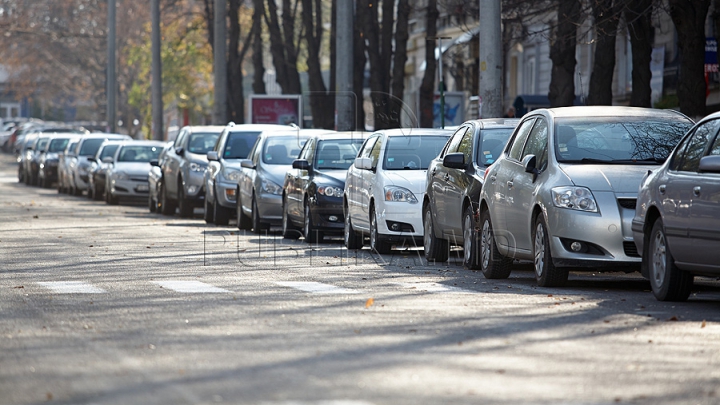 Surpriză matinală pentru o şoferiţă din Chişinău. În ce stare şi-a găsit maşina (FOTO)