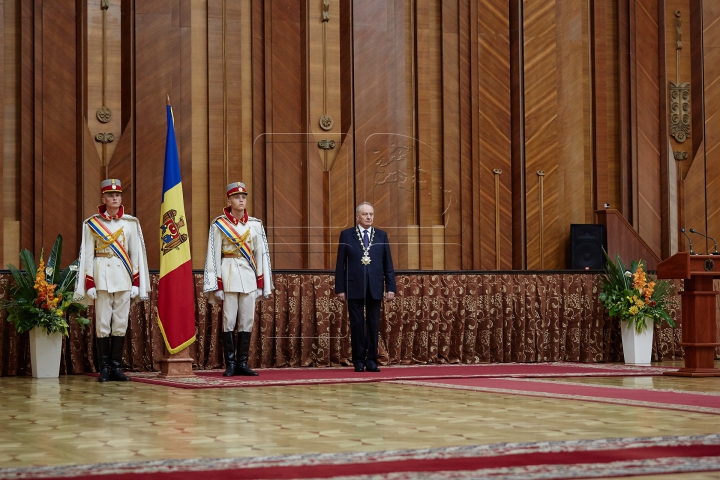 Miniştri cu acte în regulă. Membrii Guvernului Streleţ au depus jurământul în prezenţa şefului statului (FOTOREPORT)