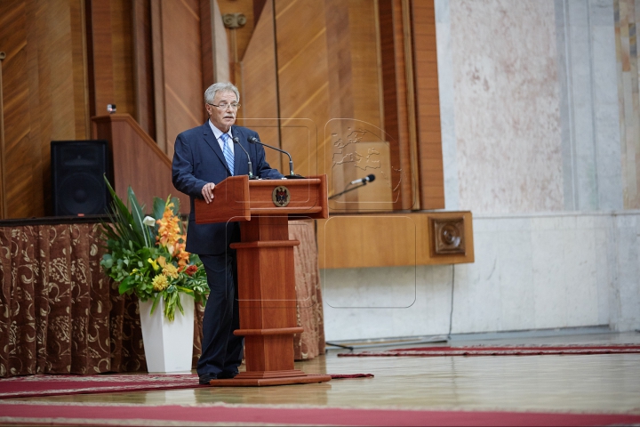 Miniştri cu acte în regulă. Membrii Guvernului Streleţ au depus jurământul în prezenţa şefului statului (FOTOREPORT)