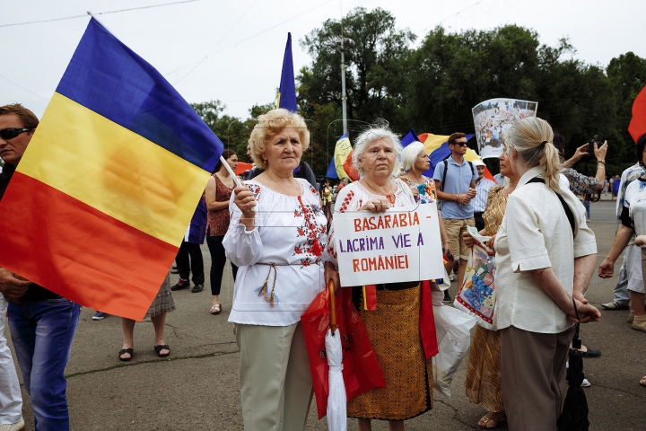 Mii de oameni cu drapele şi spirit unionist. Cum s-a desfăşurat Marea Adunare Națională (FOTOREPORT)