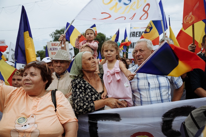 Mii de oameni cu drapele şi spirit unionist. Cum s-a desfăşurat Marea Adunare Națională (FOTOREPORT)