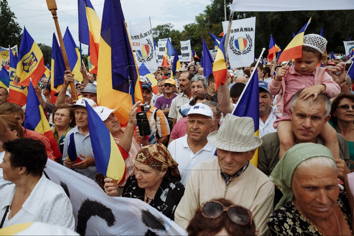 Mii de oameni cu drapele şi spirit unionist. Cum s-a desfăşurat Marea Adunare Națională (FOTOREPORT)