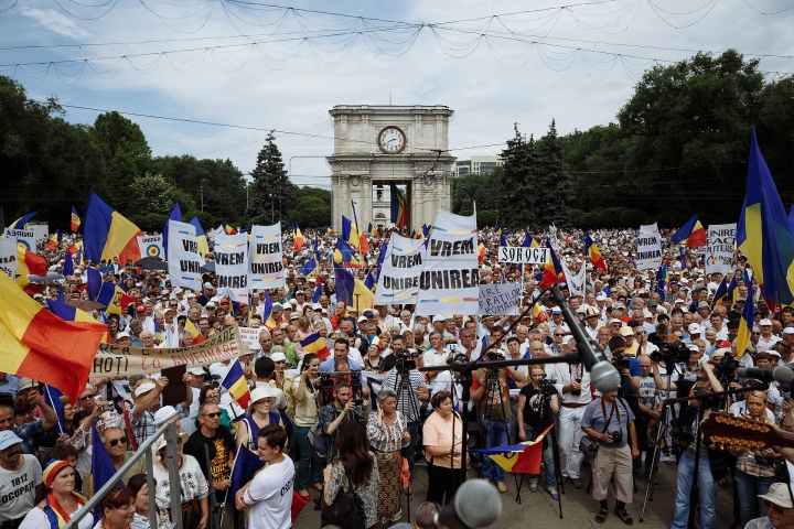 Mii de oameni cu drapele şi spirit unionist. Cum s-a desfăşurat Marea Adunare Națională (FOTOREPORT)