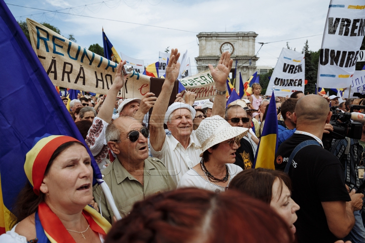 Mii de oameni cu drapele şi spirit unionist. Cum s-a desfăşurat Marea Adunare Națională (FOTOREPORT)