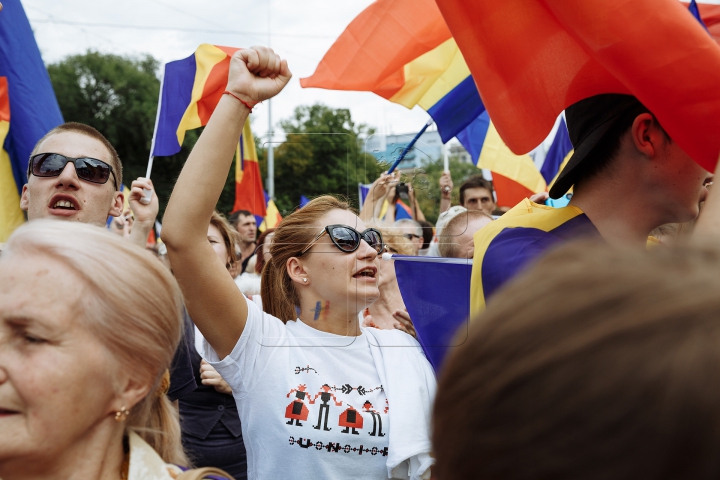 Mii de oameni cu drapele şi spirit unionist. Cum s-a desfăşurat Marea Adunare Națională (FOTOREPORT)