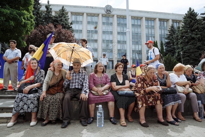 Mii de oameni cu drapele şi spirit unionist. Cum s-a desfăşurat Marea Adunare Națională (FOTOREPORT)