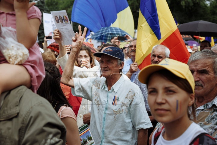 Mii de oameni cu drapele şi spirit unionist. Cum s-a desfăşurat Marea Adunare Națională (FOTOREPORT)