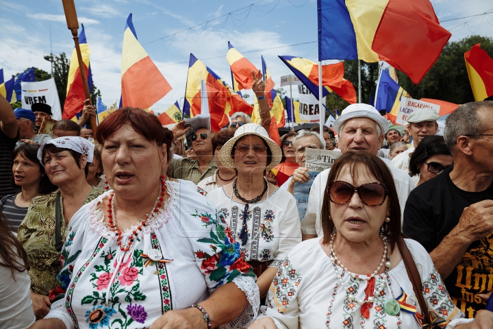 Mii de oameni cu drapele şi spirit unionist. Cum s-a desfăşurat Marea Adunare Națională (FOTOREPORT)