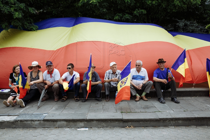 Mii de oameni cu drapele şi spirit unionist. Cum s-a desfăşurat Marea Adunare Națională (FOTOREPORT)