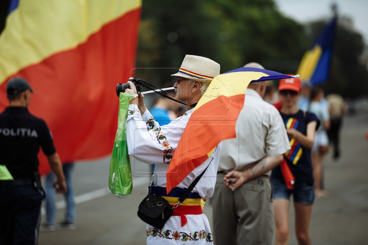 Mii de oameni cu drapele şi spirit unionist. Cum s-a desfăşurat Marea Adunare Națională (FOTOREPORT)