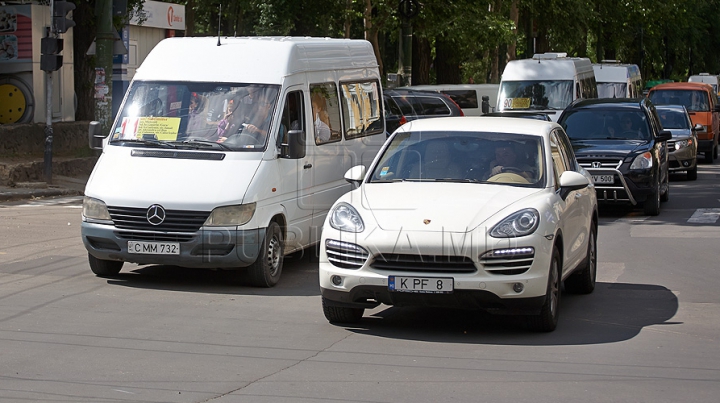 GHINION pentru un şofer din Capitală! Peste 100.000 de lei i-au fost furaţi din Porsche (VIDEO)