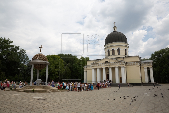 Rugăciuni, răbdare şi smerenie. Sute de credincioşi vin să se închine Sfintei Matrona (FOTOREPORT)