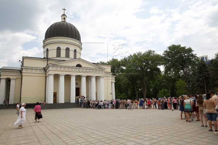 Rugăciuni, răbdare şi smerenie. Sute de credincioşi vin să se închine Sfintei Matrona (FOTOREPORT)