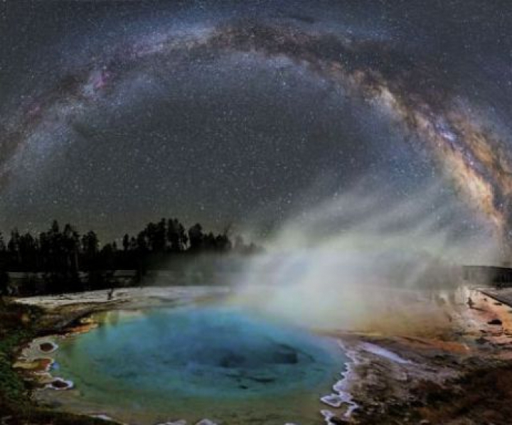 FASCINANT! Imagini uluitoare surprinse deasupra unui lac