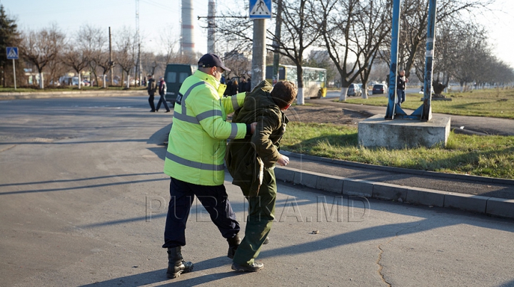 A început dimineaţa cu chef! Peripeţiile unui bărbat care a rămas în chiloţi la Inspectorat (VIDEO)