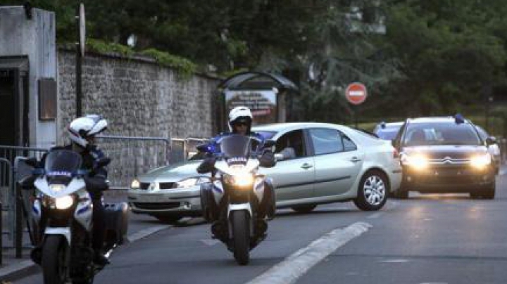 ATAC ARMAT la Paris: Zece persoane au fost luate ostatice într-un centru comercial