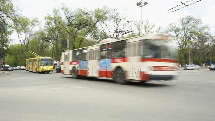 Cum arată troleibuzul care a fost avariat după ce a doborât un stâlp din Chişinău (FOTO)