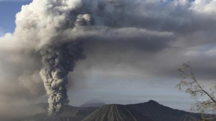 "Suntem foarte îngrijoraţi!" Un vulcan din Indonezia a pus pe jar autorităţile