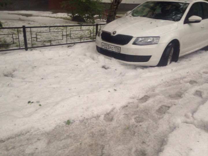 ZĂPADĂ în toi de vară. Orașul în care au apărut troiene în mijlocul lunii iulie (FOTO/VIDEO)