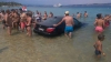 HAIOS şi ADEVĂRAT! Un bărbat a intrat cu maşina în mare (VIDEO)