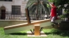 Un bărbat a construit cel mai "lung" balansoar din lume care "măsoară" peste 1.200 de kilometri