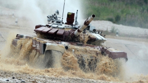 Un tanc s-a răsturnat, iar altul s-a defectat din mers. IMAGINI TERIBILE pe un poligon din Rusia (VIDEO)