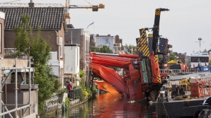 LA UN PAS DE MOARTE! Două macarale s-au prăbuşit peste patru clădiri din oraș (VIDEO)