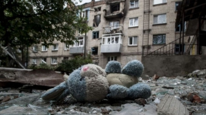 Estul Ucrainei: Doi copii răniţi grav, maşini OSCE incendiate şi un maior rus reţinut şi interogat