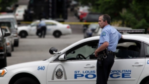 Un tânăr de culoare, împuşcat mortal de poliţişti în Saint Louis. Oamenii au protestat violent