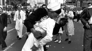 Eveniment emoţionant. Sute de cupluri au reconstituit la New York un sărut de acum 70 de ani