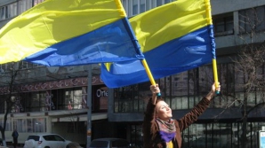 Trei locuitori din peninsula Crimeea au arborat steagul Ucrainei de Ziua Independenţei. Ce au păţit