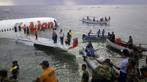 DRAMATIC. Salvatorii indonezieni au găsit rămăşiţele tuturor victimelor tragediei aviatice