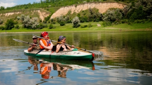 Excursii pe râul Nistru. Modul neobişnuit în care au ales unii moldoveni să îşi petreacă ziua de duminică
