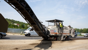 "La noi în ţară e ceva normal să fie aşa". Nicio grabă la reparaţia drumului spre Ungheni 