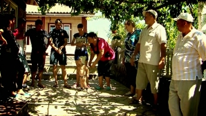 Viaţa bate filmul: Două surori gemene şi-au întâlnit fraţii despre care nici nu bănuiau că există (VIDEO)