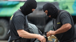 Reţineri CA ÎN FILME în Chişinău. Mascaţii de la Fulger i-au pus la pământ (VIDEO)