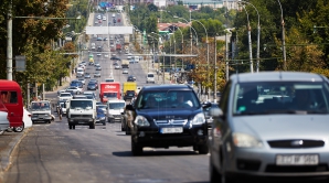 Merge pe contrasens, blochează calea şi înjură! Imaginile VIDEO care te vor REVOLTA