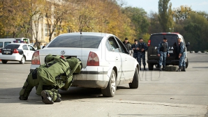 ALARMĂ FALSĂ cu bombă în Capitală. Ce au descoperit de fapt geniştii sub un automobil (VIDEO)