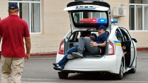 Mihail Saakașvili a ajuns pe mâna poliţiei şi a fost dus în portbagajul unei maşini (VIDEO)