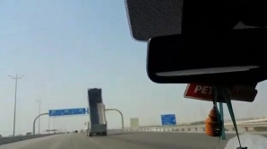 NO COMMENT. Şoferii au claxonat, dar în zadar. Accident spectaculos pe şosea (VIDEO)