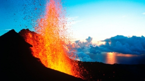 SPECTACULOS! Unul dintre cei mai activi vulcani de pe glob a început să erupă (VIDEO)