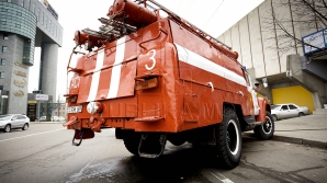 Incendiu de proporţii în oraşul Odesa. Un bloc nou de lux a fost cuprins de flăcări (VIDEO)