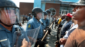 Ciocnirile dintre protestatarii de culoare şi poliţişti continuă în oraşul american Ferguson