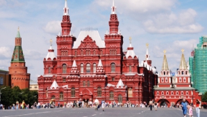 Chiloţii roşii de import provoacă furie în Rusia. Un interpret rus a distrus lenjeria în centrul unei pieţe