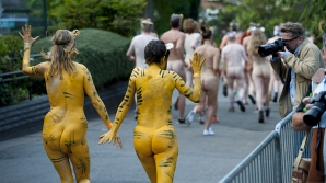 Cursă fără haine la Zoo. Circa 200 de oameni au alergat goi puşcă (VIDEO)